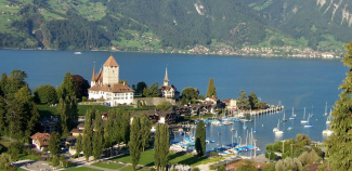 Hier ist ein wunderschönes Bild von Spiez zu sehen.