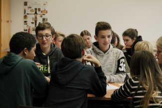 engage-Atelier Jugendliche am Diskutieren