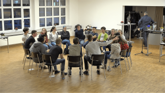 Jugendliche diskutieren