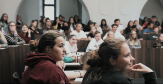 Jugendliche hören zu