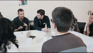 Jugendliche diskutieren