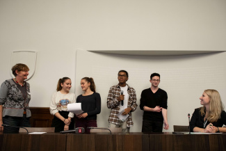 Jugendliche präsentieren ihr Anliegen