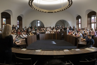 Jugendliche im Kantonsratssaal