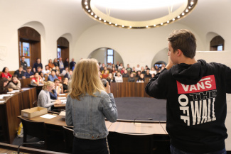 Jugendliche präsentieren ihr Anliegen