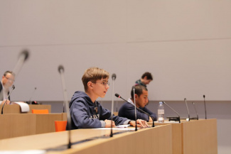 Jugendlicher an Medienkonferenz 