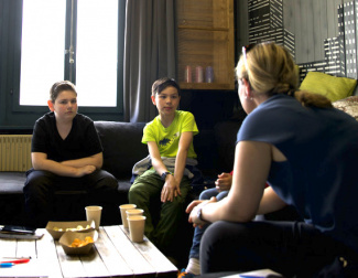 Jugndliche diskutieren am engage-Event