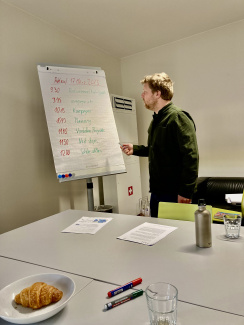 Michael von der okaj zürich stellt den Ablauf des Workshops vor.