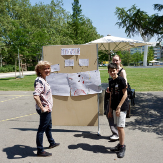 Nationalrätin Prelicz-Huber spricht mit Jugendlichen über ihre Anliegen.