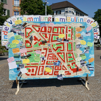 An der Kinderversammlung auf dem Bullingerplatz zeigt eine Karte das Quartier und die Anliegen der Kinder.