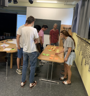 Begleitgruppe bespricht die Slogans 