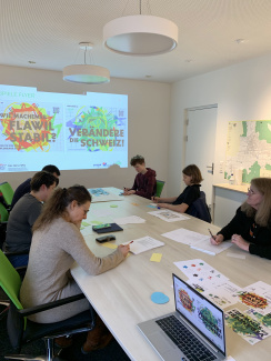 Begleitgruppe sucht passende Slogans