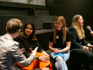 Eliane stellt ihr Anliegen Nationalrätin Farah Rumy vor.