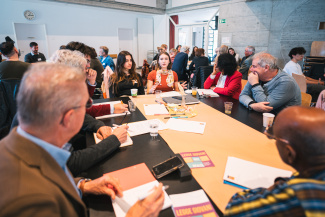 Jeunes discutent avec d'autres personnes sur le thème Citoyenneté