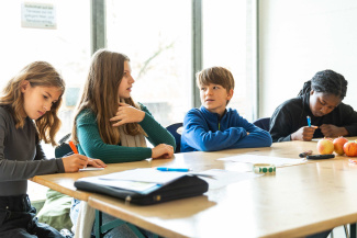 Jugendliche im Gespräch an der Jugendkonferenz