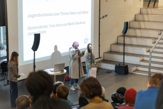 Plenum an der ersten Jugendkonferenz 2023.