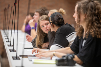 Jugendliche reden zusammen im Gemeinderat