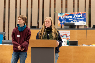 Teilnehmende der Jugendkonferenz Zürich stellen ihre Anliegen vor.