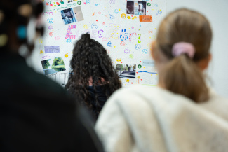 Kinder schauen sich Plakate an von Euses Züri.