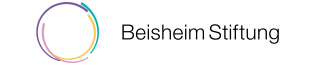 Ein Kreis in verschiedenen Farben mit "Beisheim Stiftung" daneben