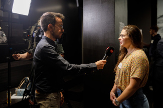 Jugendliche spricht ins Mikrofon eines Interviewers von RSI