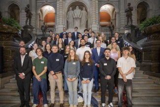 Gruppenbild im Bundeshaus mit Jugendlichen und Politiker:innen