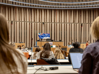 Junge Menschen sitzen im Rathaus Hard und diskutieren ihre Anliegen an Zürich.
