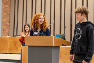 Zwei Jugendliche an der Jugendkonferenz 2024 präsentieren ihren Jugendvorstoss.