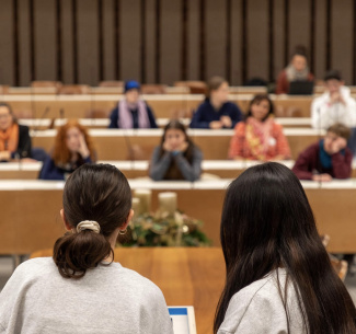 Zwei Jugendliche stellen ihren Jugendvorstoss an der Jugendkonferenz 2024 im Rathaus Hard vor.