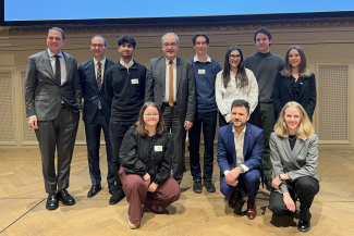 Guy Parmelin mit den sechs Jugendlichen