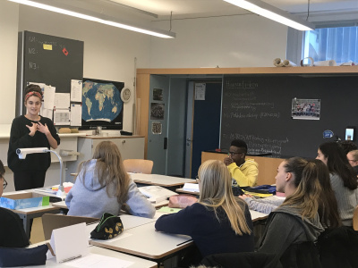 Elena Marti diskutiert mit Klasse