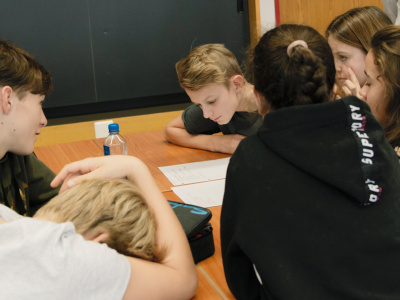 engage-Atelier Jugendliche am Diskutieren