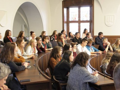 Jugendliche hören zu