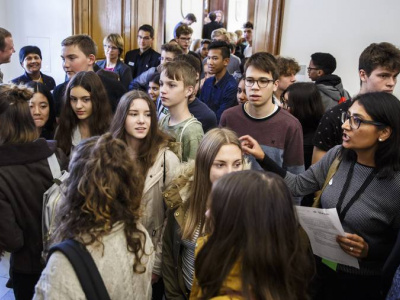 Jugendliche hören zu