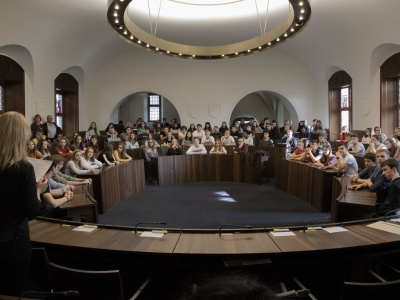 Jugendliche im Kantonsratssaal