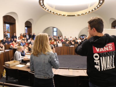 Jugendliche präsentieren ihr Anliegen