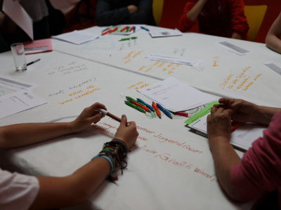 Jugendliche am Tisch