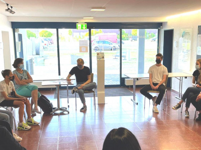 Gruppe von Jugendlichen diskutieren im Kreis