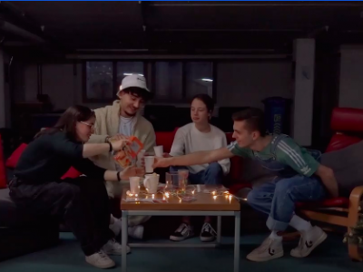 Discussion au thé froid