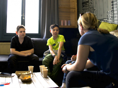 Jugndliche diskutieren am engage-Event