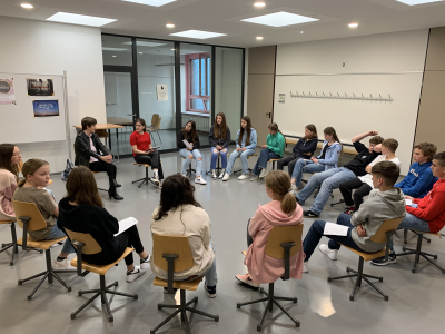 Die Schüler:innen des Schulhauses Moosmatt haben in einer Diskussionsrunde mit der Urdorfer Gemeinderätin Irmgard Struchen ihre Anliegen vorgestellt und gemeinsam angeschaut, wie sie diese weiterverfolgen können.