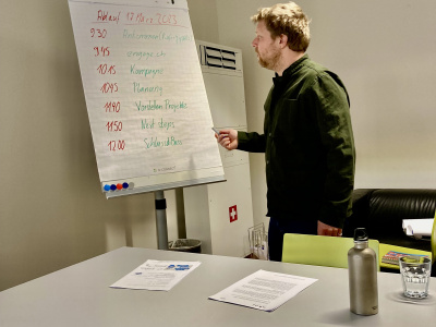 Michael von der okaj zürich stellt den Ablauf des Workshops vor.