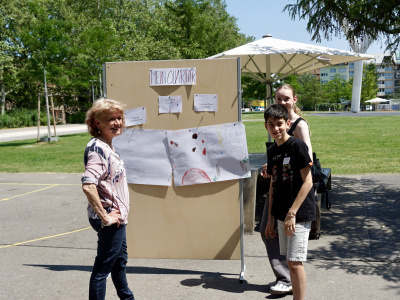 Nationalrätin Prelicz-Huber spricht mit Jugendlichen über ihre Anliegen.