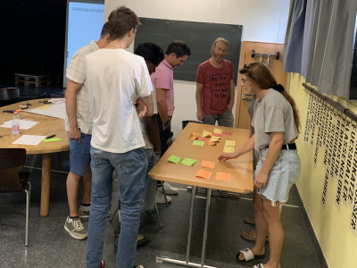 Begleitgruppe bespricht die Slogans 