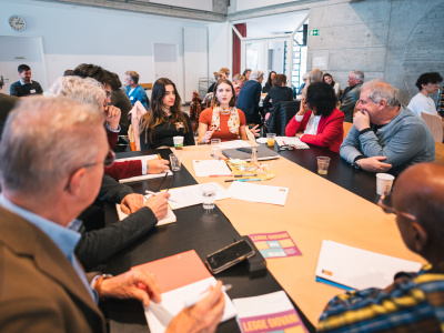 Jeunes discutent avec d'autres personnes sur le thème Citoyenneté