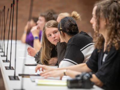 Jugendliche reden zusammen im Gemeinderat