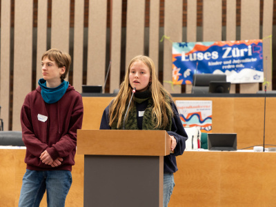 Teilnehmende der Jugendkonferenz Zürich stellen ihre Anliegen vor.