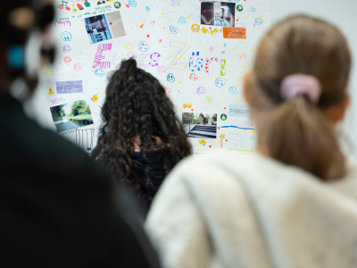 Kinder schauen sich Plakate an von Euses Züri.