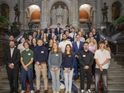 Gruppenbild im Bundeshaus mit Jugendlichen und Politiker:innen