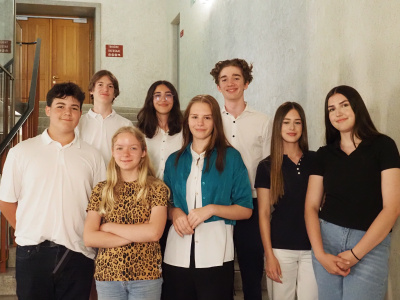 Jugendliche lächeln in die Kamera