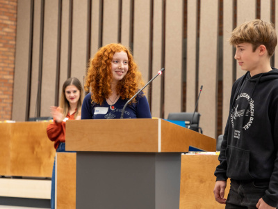 Zwei Jugendliche an der Jugendkonferenz 2024 präsentieren ihren Jugendvorstoss.